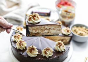 Cheesecake Snickers Sans Cuisson depuis recettemoderne.com